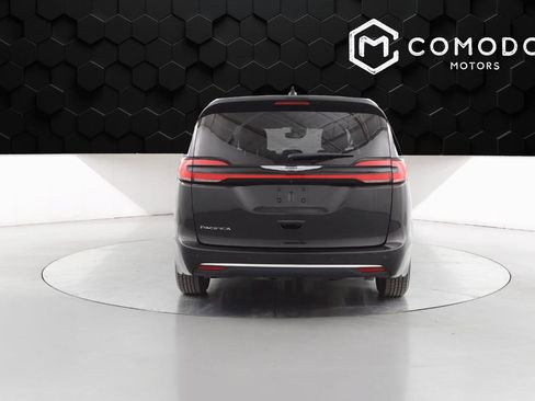 Used 2023 Chrysler Pacifica Touring-L image 4