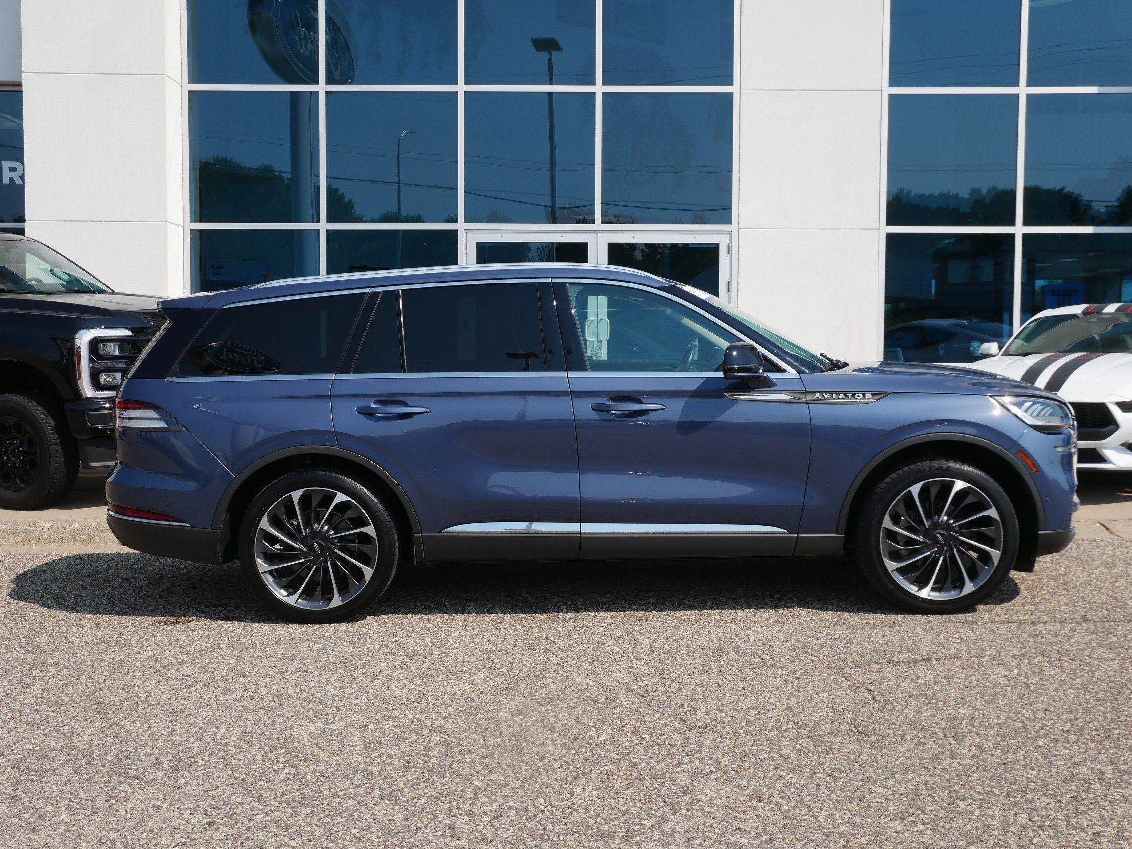 Used 2021 Lincoln Aviator Reserve w/ Equipment Group 201A AWD/4WD image 2