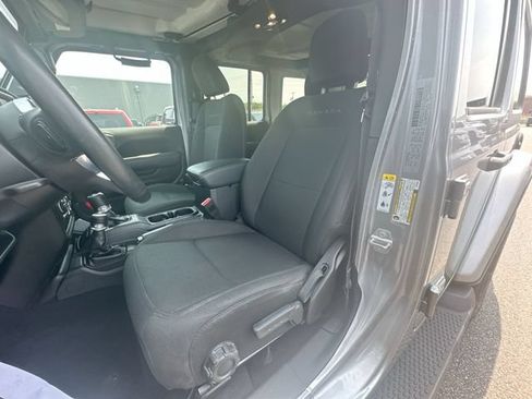 Used 2019 Jeep Wrangler Unlimited Sahara AWD/4WD image 13