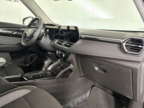Used 2025 Chevrolet TrailBlazer LT AWD/4WD image 24