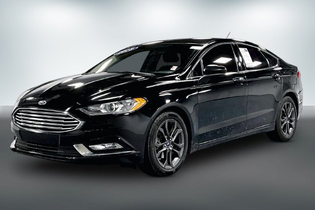Used 2018 Ford Fusion SE w/ Equipment Group 201A FWD image 3