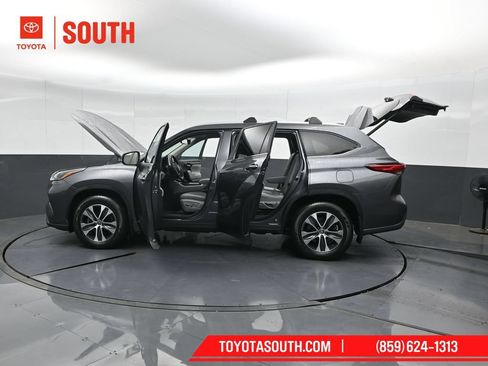 Used 2023 Toyota Highlander XLE AWD/4WD image 61