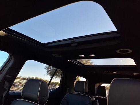 Used 2023 Chevrolet Traverse Premier image 11