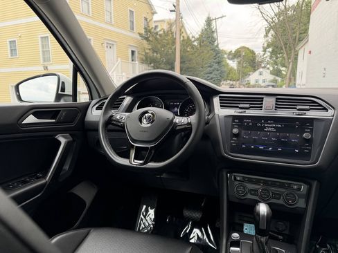 Used 2021 Volkswagen Tiguan SE w/ Panoramic Sunroof Package AWD/4WD image 26