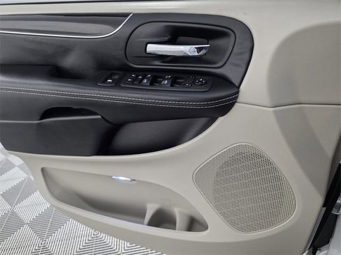 Used 2019 Dodge Grand Caravan SXT image 28