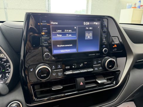 Used 2020 Toyota Highlander XLE AWD/4WD image 22