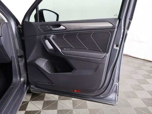 Used 2023 Volkswagen Tiguan SE w/ Panoramic Sunroof Package FWD image 24