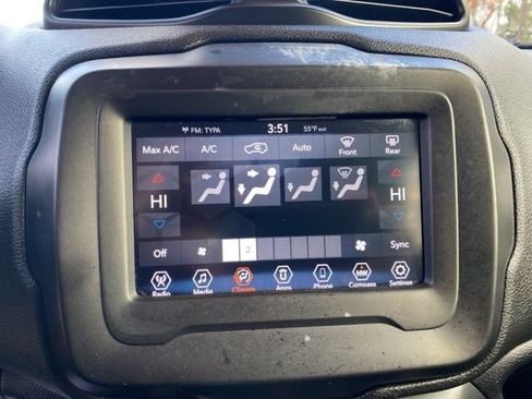 Used 2018 Jeep Renegade Latitude FWD image 11