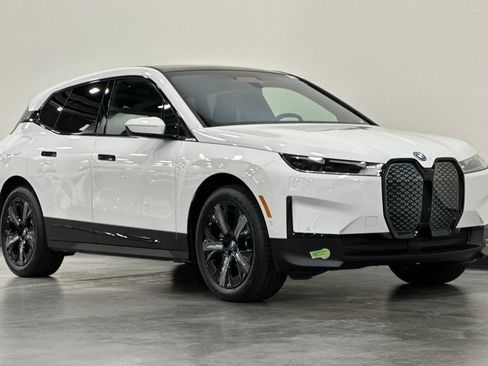 Used 2024 BMW iX xDrive50 AWD/4WD image 2