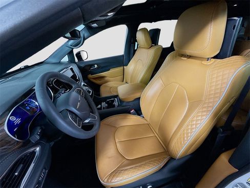 Used 2023 Chrysler Pacifica Pinnacle image 16