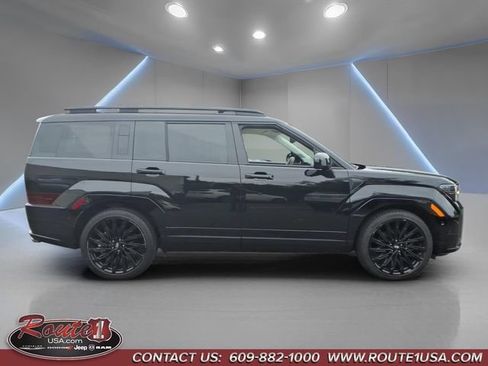Used 2025 Hyundai Santa Fe Calligraphy AWD/4WD image 2