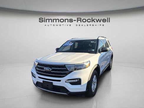 Used 2023 Ford Explorer XLT image 4