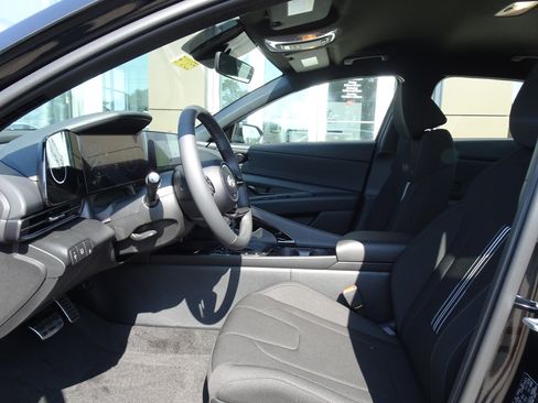 New 2025 Hyundai Elantra SEL image 9