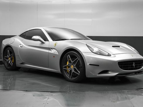 Used 2011 Ferrari California image 1
