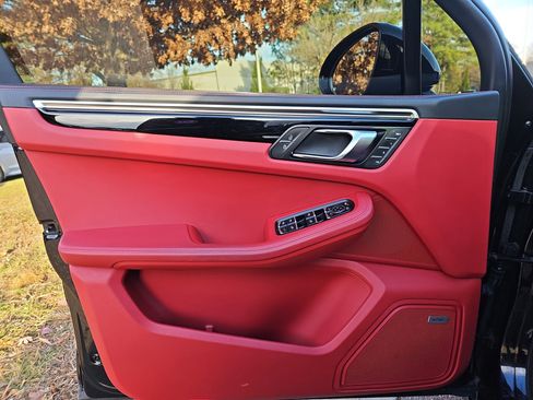 Used 2021 Porsche Macan Turbo image 27