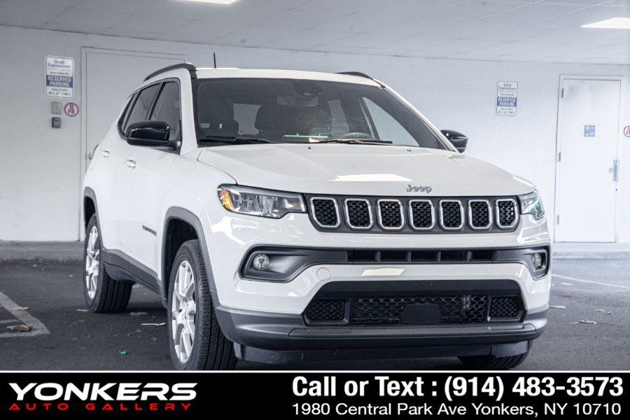 Used 2023 Jeep Compass Latitude w/ Sun and Sound Group AWD/4WD image 4