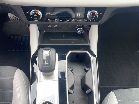 Used 2025 Mitsubishi Outlander SE image 19