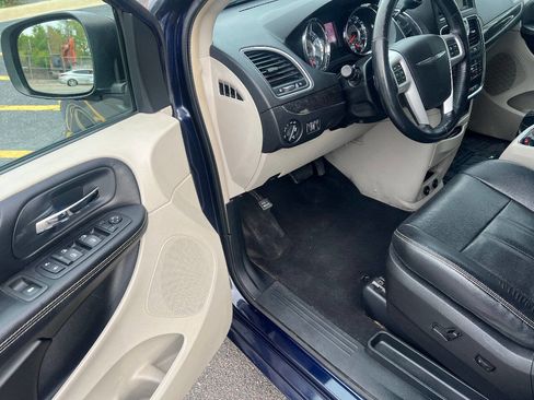 Used 2015 Chrysler Town & Country Touring w/ Driver Convenience Group FWD image 18