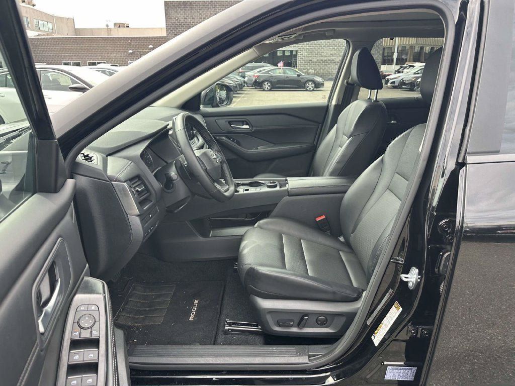 Certified 2025 Nissan Rogue SV w/ SV Premium Package AWD/4WD image 15
