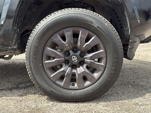 Used 2021 Toyota Tacoma Limited image 29