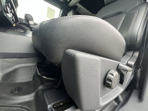 New 2025 Ford Bronco Badlands image 14