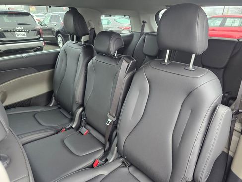 New 2026 Kia Carnival EX image 17