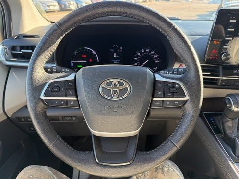 Used 2021 Toyota Sienna XLE image 21