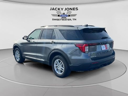 Used 2025 Ford Explorer Active AWD/4WD image 3