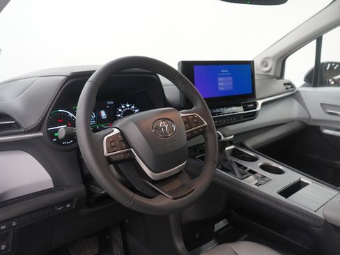 Used 2025 Toyota Sienna XLE image 25