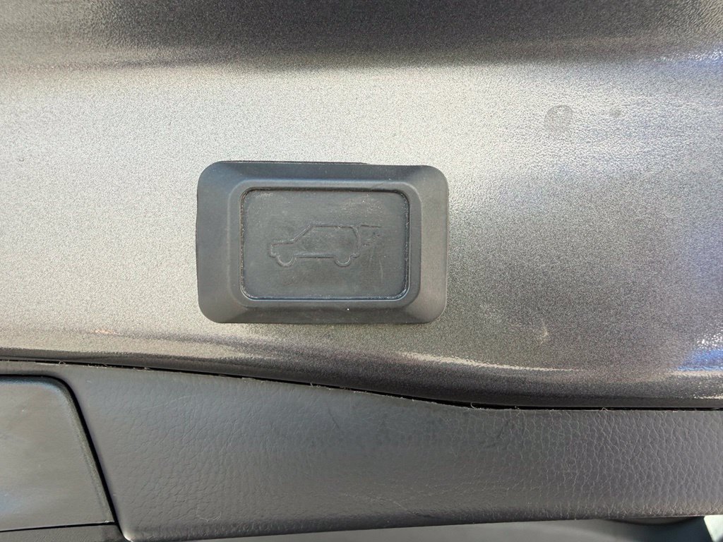Used 2022 Toyota RAV4 XLE Premium AWD/4WD image 30