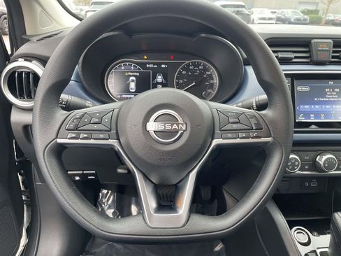 Used 2025 Nissan Versa SV w/ Trunk Package image 18