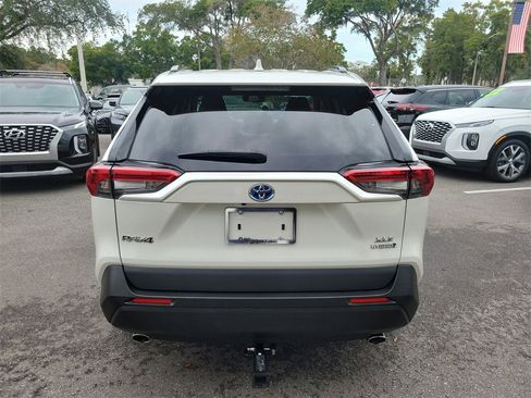 Used 2022 Toyota RAV4 XLE Premium image 10