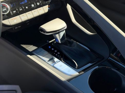 Used 2025 Hyundai Elantra SEL image 15