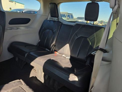 Used 2022 Chrysler Pacifica Touring-L image 5