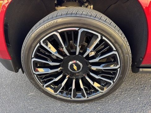 Used 2025 Chevrolet Suburban High Country image 12