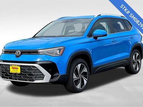 New 2025 Volkswagen Taos SE image 2