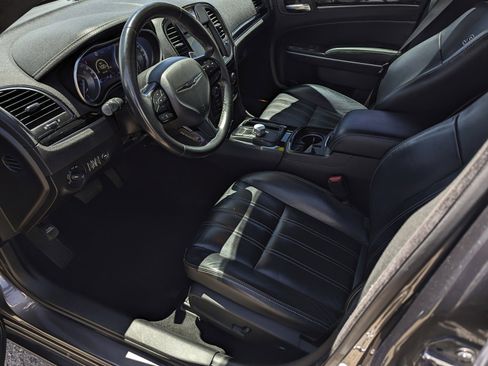 Used 2021 Chrysler 300 S w/ S Model Appearance Package RWD image 9