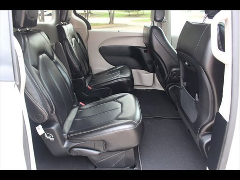 Used 2023 Chrysler Pacifica Touring-L FWD image 16