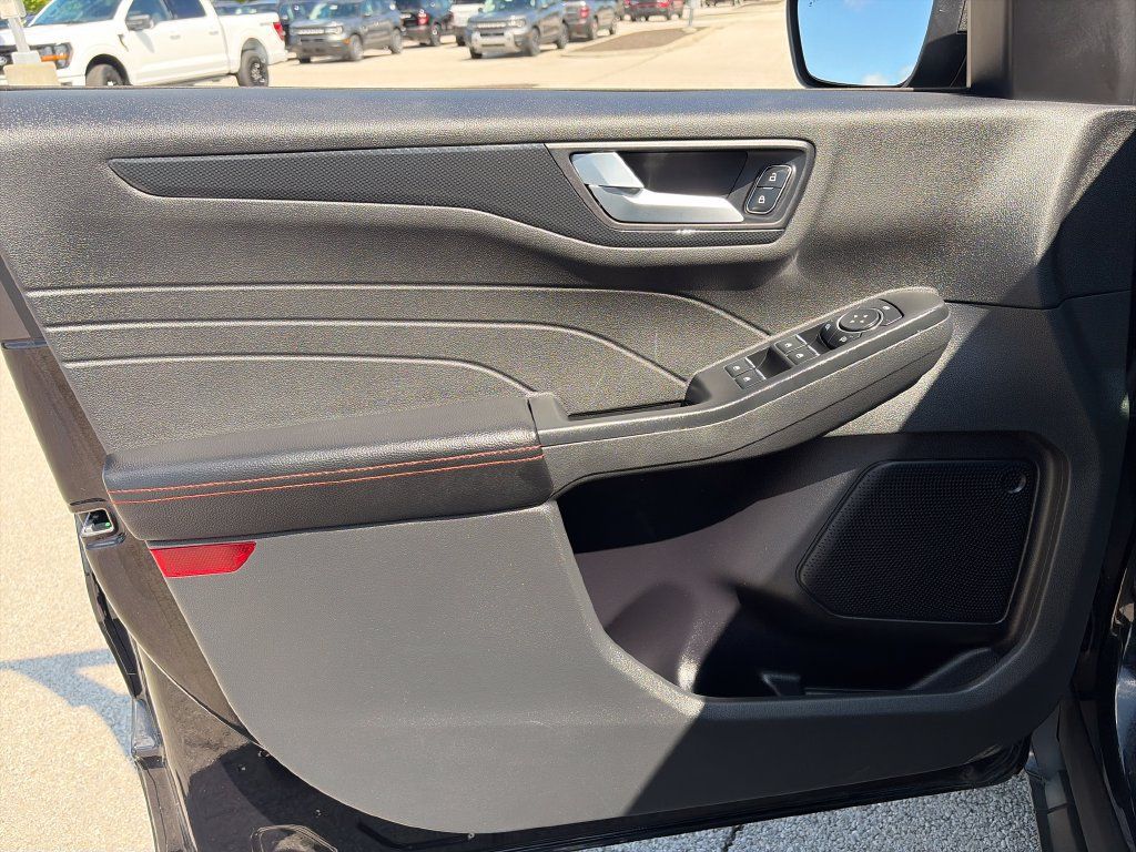 Used 2023 Ford Escape ST-Line AWD/4WD image 13
