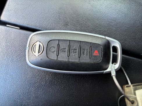 Used 2025 Nissan Rogue SV AWD/4WD image 21