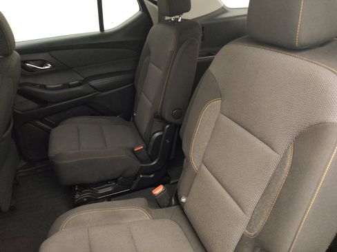 Used 2021 Chevrolet Traverse LT FWD image 18