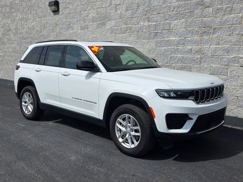 Used 2024 Jeep Grand Cherokee Laredo X w/ Luxury Tech Group I AWD/4WD image 7