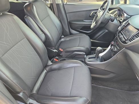 Used 2022 Chevrolet Trax LT w/ LT Convenience Package image 10