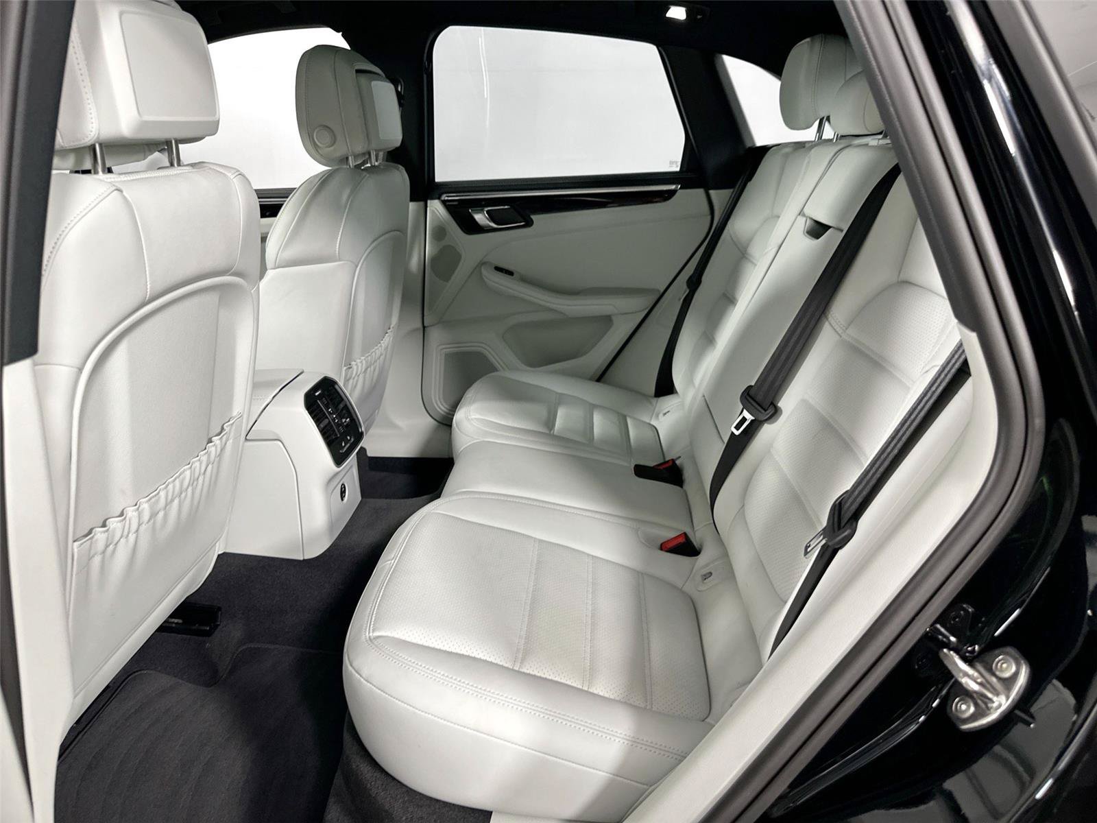 Certified 2024 Porsche Macan AWD/4WD image 19