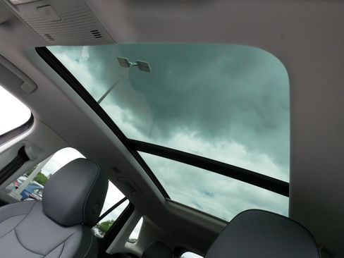 Used 2025 Volkswagen Tiguan SE w/ Panoramic Sunroof Package AWD/4WD image 30