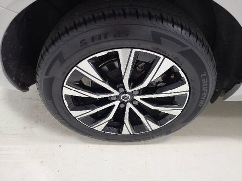 Used 2023 Volvo XC60 B5 Plus AWD/4WD image 11