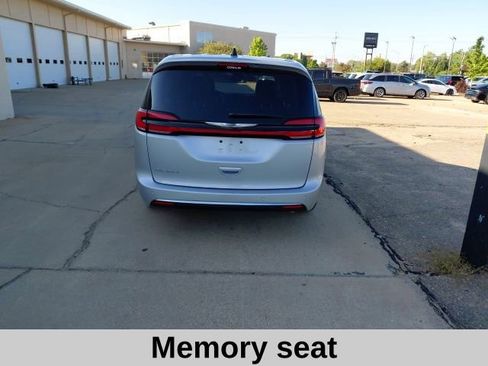 Used 2024 Chrysler Pacifica Touring-L FWD image 6