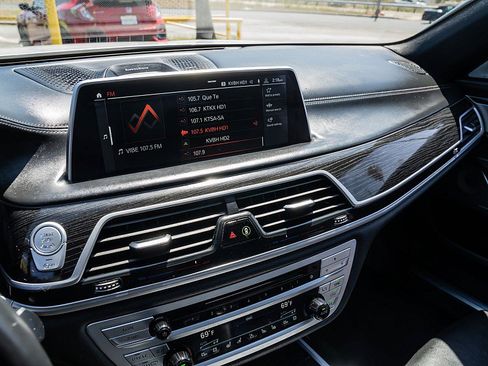 Used 2020 BMW 750i xDrive w/ Executive Package image 28