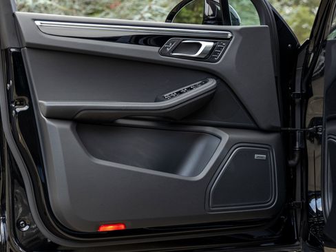 Certified 2025 Porsche Macan image 21