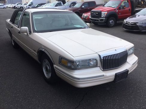 Used 1997 Lincoln Town Car Executive image 2